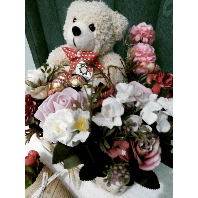 Bouquet keranjang jumbo boneka import bunga coklat wisuda