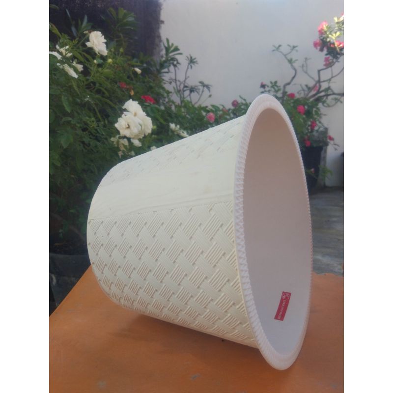 pot bunga ivory warna putih ukuran 18cm