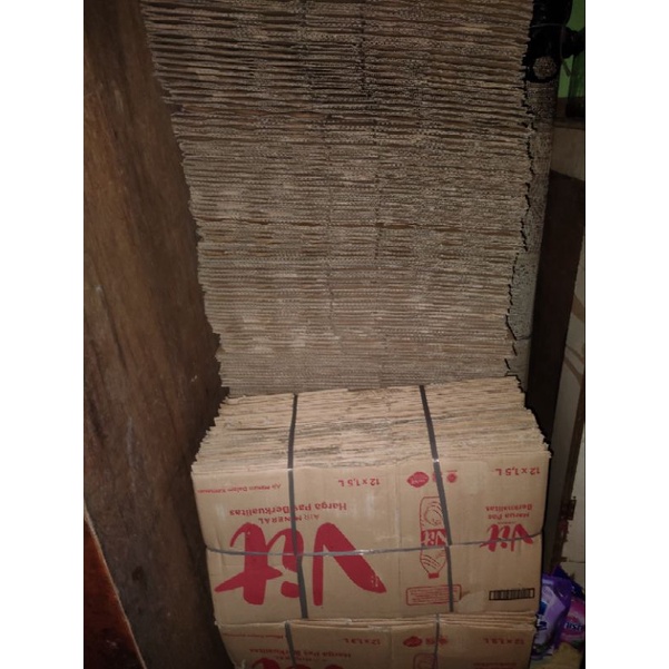 Kardus bekas air mineral vit