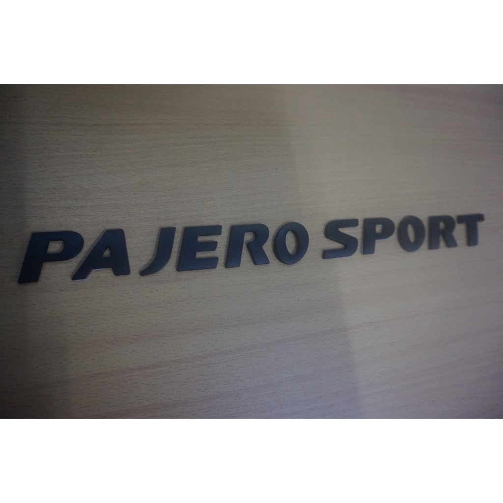 Emblem Kap Mesin Pajero Sport Hitam