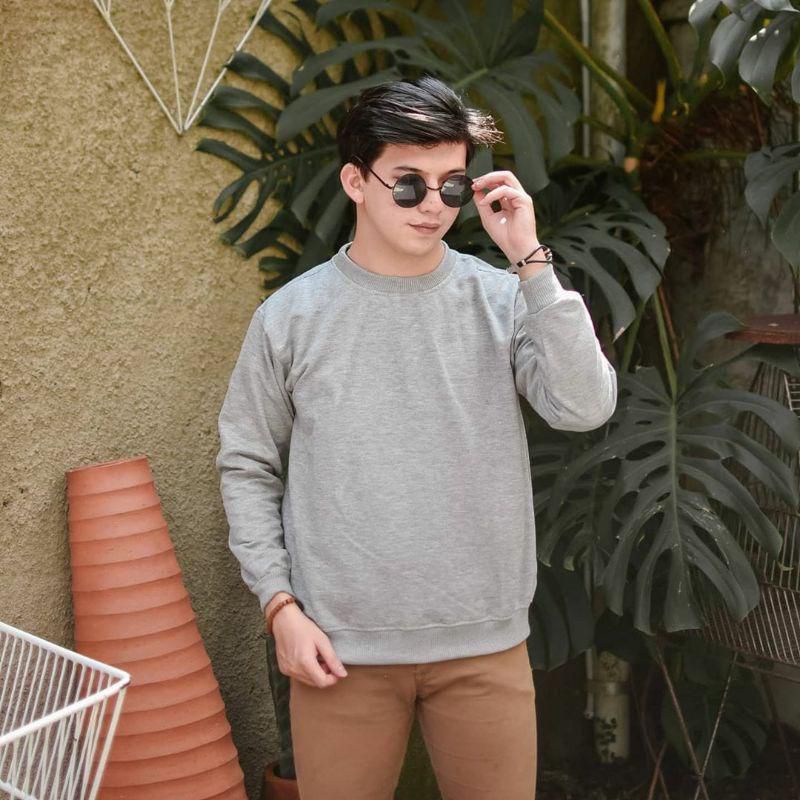 Sweater crewneck polos warna abu-abu