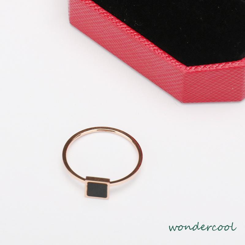 1 Pcs Fashion Cincin Titanium Wanita Kotak Hitam Pola Mawar Emas Stainless Hitam Unisex  Aksesoris-Won