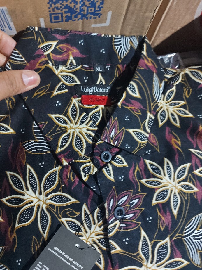 Kemeja Batik Slimfit Couple Ayah Anak Warna Dasar Hitam Motif Merah Bunga