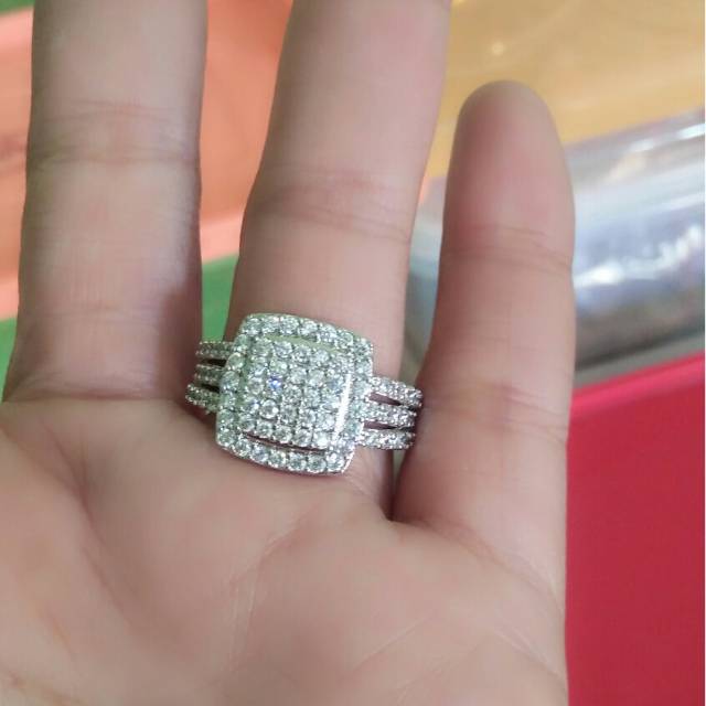 Cincin replika berlian