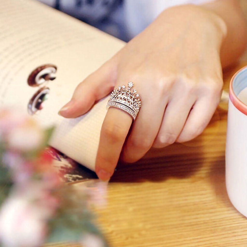 Hu Hu Hu Hu Hu Alat Bantu Pasang Kacamata♡ 2pcs / Set Cincin Wanita Bentuk Mahkota Aksen Berlian Imitasi Bahan Alloy Untuk Pernikahan