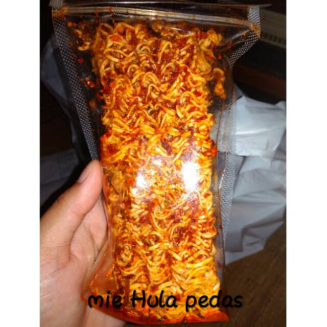 

Cemilan kekinian mie hua hua pedas cabai asli