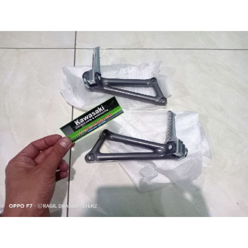 step belakang set foot step belakang set new ninja rr ninja rr old 1 pasang original Kawasaki