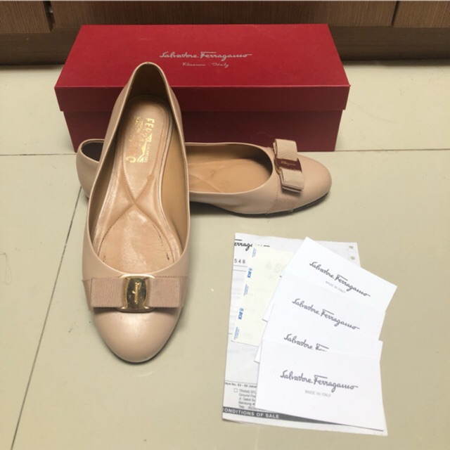 harga flat shoes salvatore ferragamo