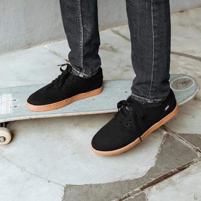 Laris Sepatu Kets Pria Geoff Max Authentic Black Gum Produc Terbaru