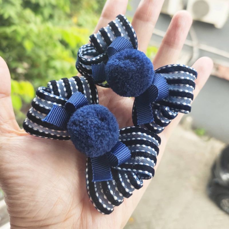 

pita navy pompom
