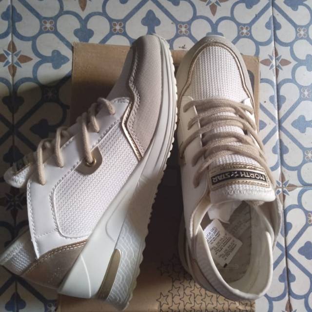 Sepatu wedges branded Bata