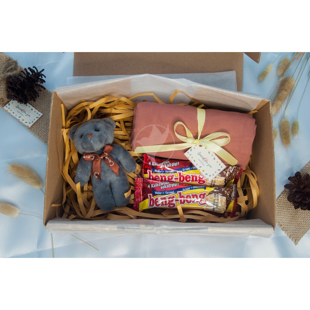 

HAMPERS BONEKA BUNGA GIFT BOX BONEKA BUNGA ULTAH CEWEK PAKET B11