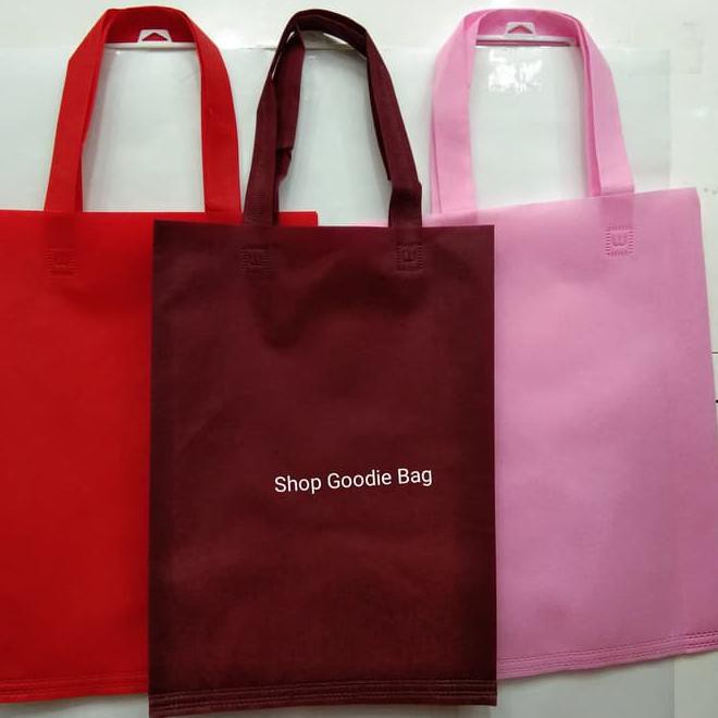 

Februari Maniss Tas Spunbond Handle Uk 30X40X8 / Goodie Bag / Tas Kain Polos Kode 452