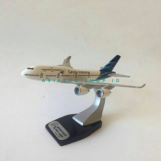 MINIATUR PESAWAT GARUDA INDONESIA B 747-400