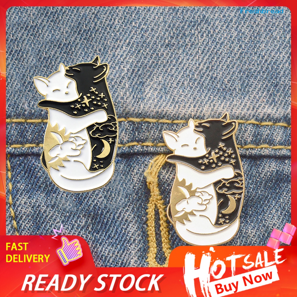 Bros Pin Enamel Bentuk Kucing Hugging Warna Hitam Putih Bahan Alloy Untuk Kerah Jaket Denim