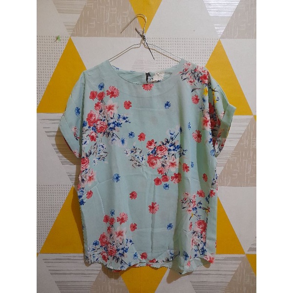 PRELOVED BLOUSE BUNGA BUNGA TOSCA LENGAN PENDEK