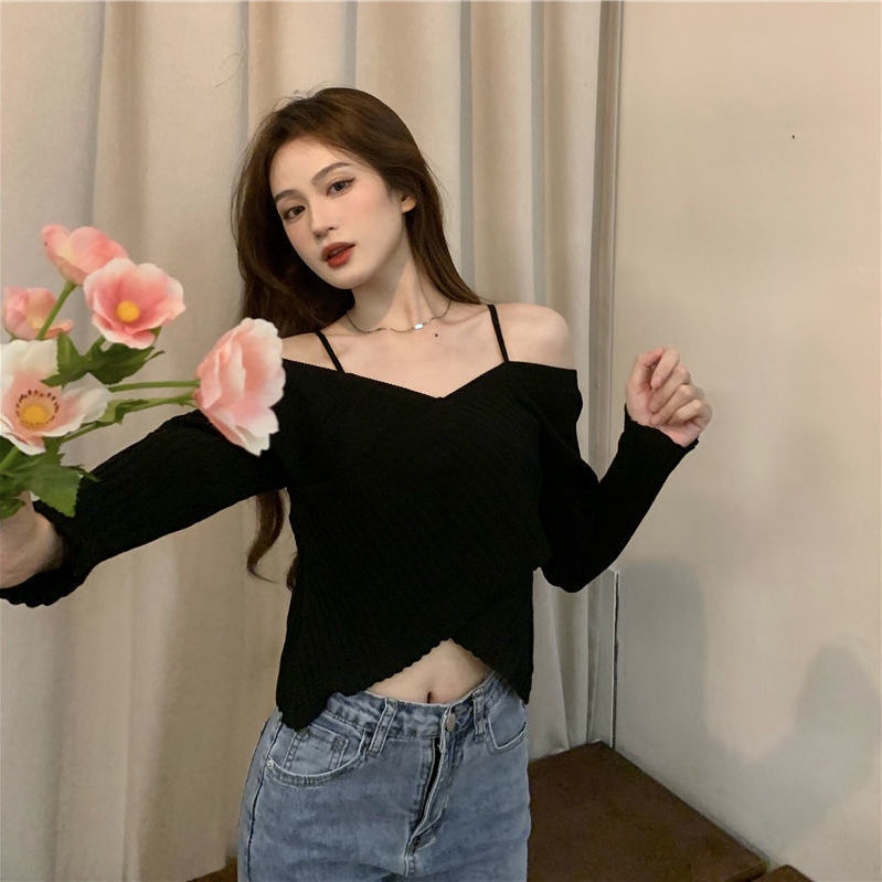 Desain off-shoulder V-neck dengan suspender silang tidak beraturan atasan rajutan