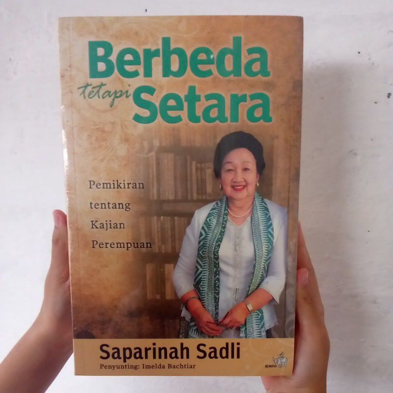 Berbeda tetapi Setara. Saparinah Sadli. Pemikiran tentang Kajian Perempuan