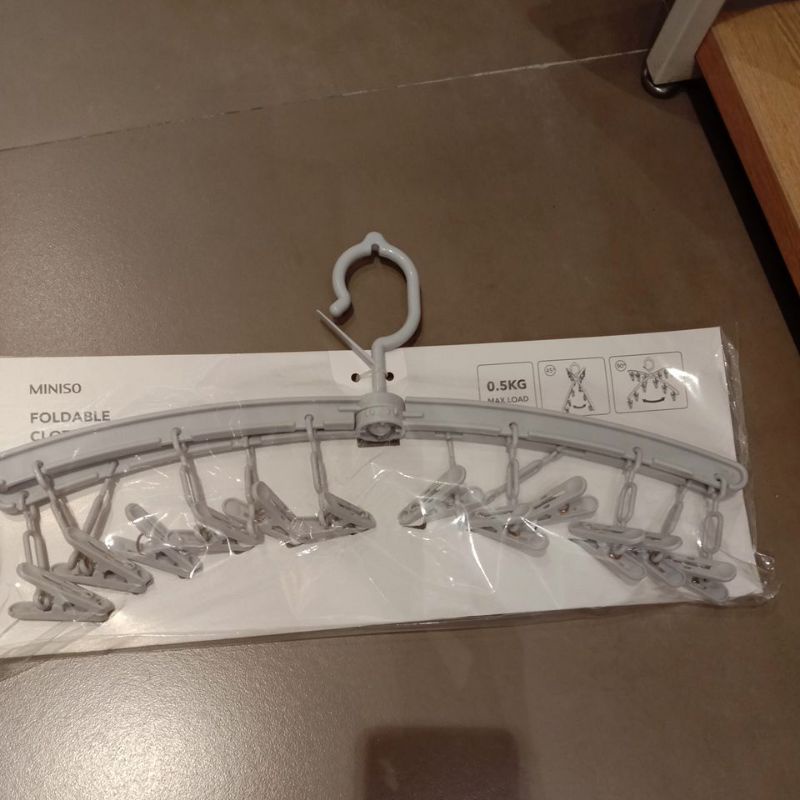 MINISO FOLDABLE CLOTHESPIN HANGER/ GANTUNGAN LIPAT DENGAN PENJEPIT