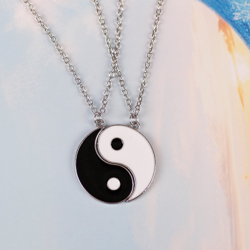 2pcs / Set Kalung Rantai Liontin Yin Yang Tai Chi Adjustable Warna Hitam Putih Gaya Retro Untuk Pasangan