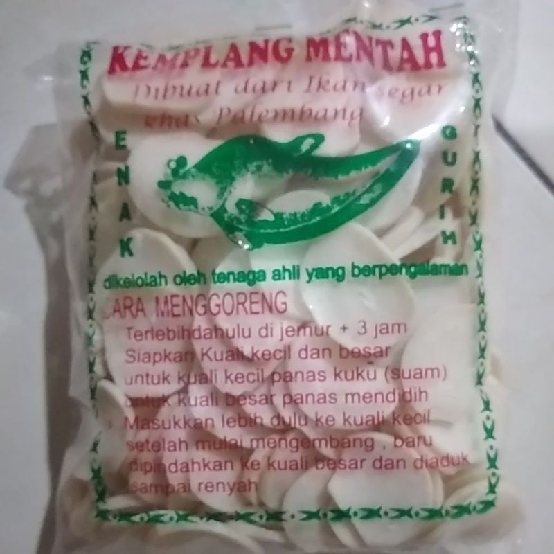 

kemplang mentah ikan tengiri dibuat dari ikan segar khas kota palembang