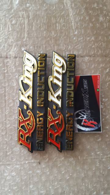 EMBLEM COVER DOP AKI ACCU RX KING MERAH