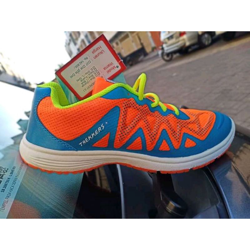 sepatu olahraga trekkers