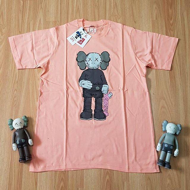 Kaos Uniqlo x Kaws Pink