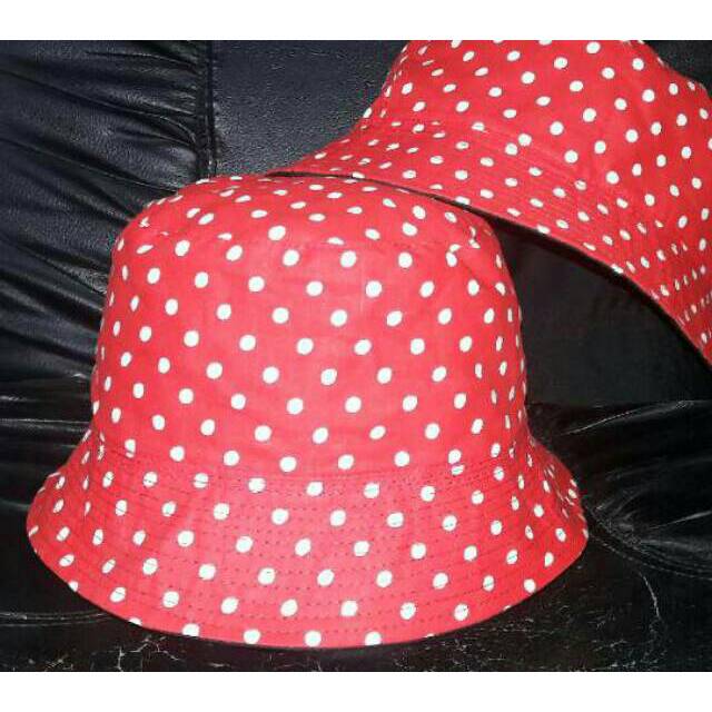 Topi bucket hat polka merah 2 warna bolak balik