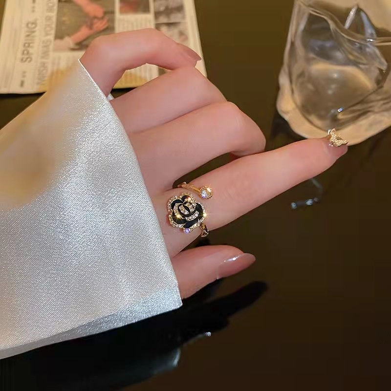 Cincin Emas Bentuk Bunga Kamelia Aksen Berlian Gaya Retro Untuk Wanita