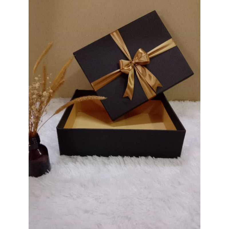 

Gift Box Medium + Kotak Hadiah + 25x20x7 cm