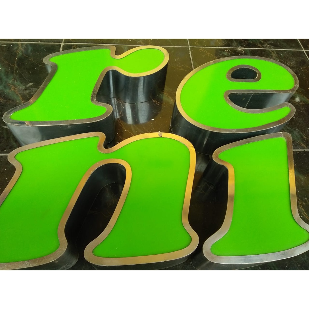 huruf timbul depan Akrilik samping stainless dengan list