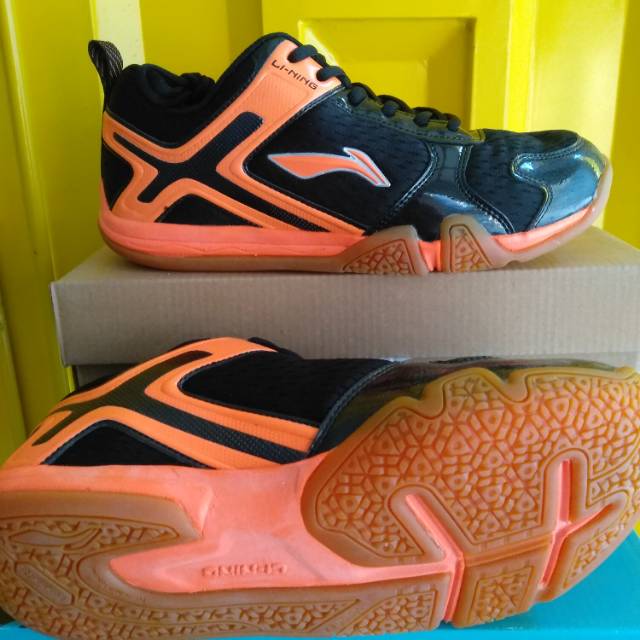Sepatu badminton lining