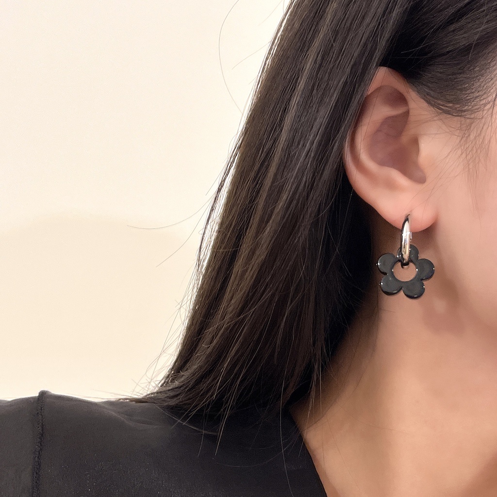 Anting Tusuk Motif Bunga Warna Hitam Untuk Wanita