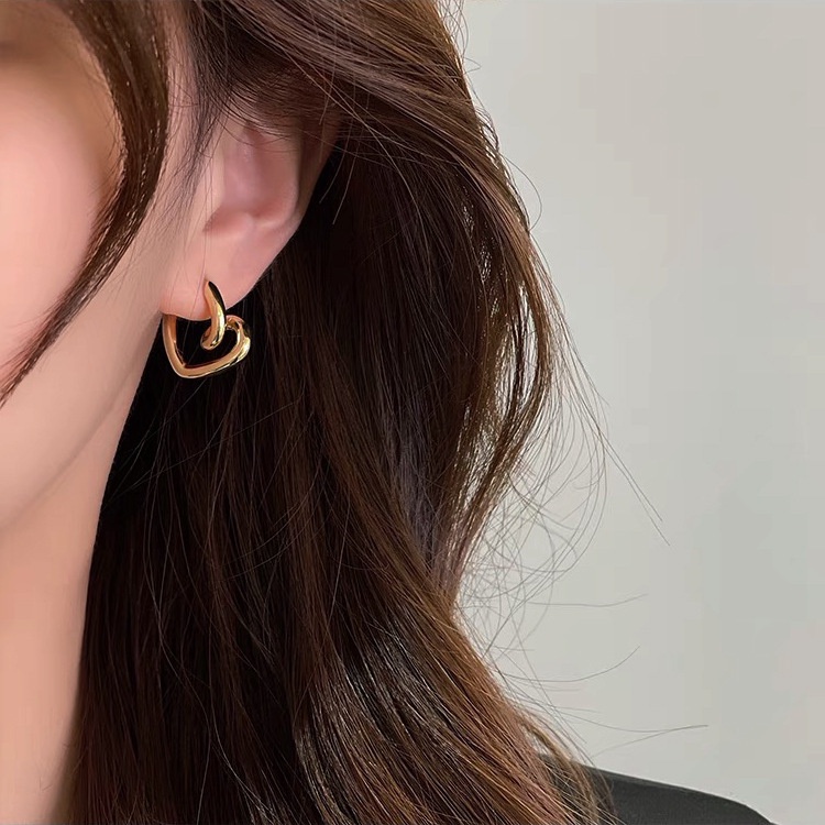 Anting Tusuk Asimetris Bentuk Hati Simple Untuk Wanita