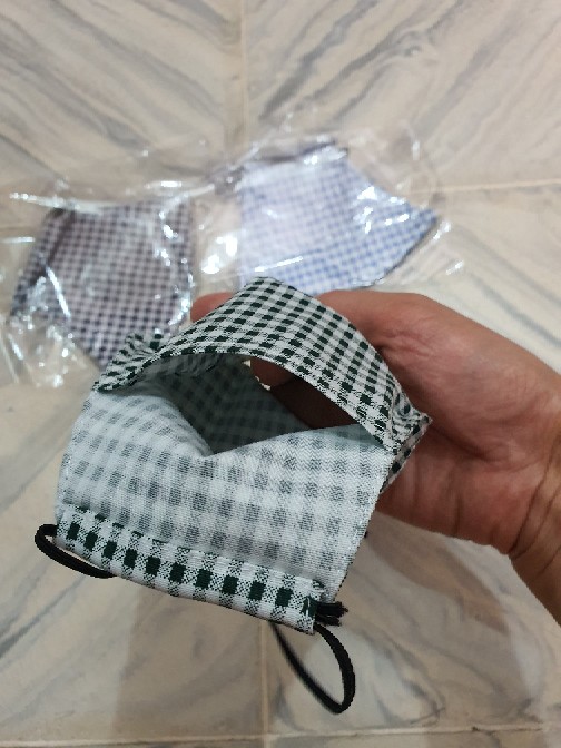 Masker Kain (bisa Selip Tissue) — Bentuk Lancip Motif Kotak-kotak