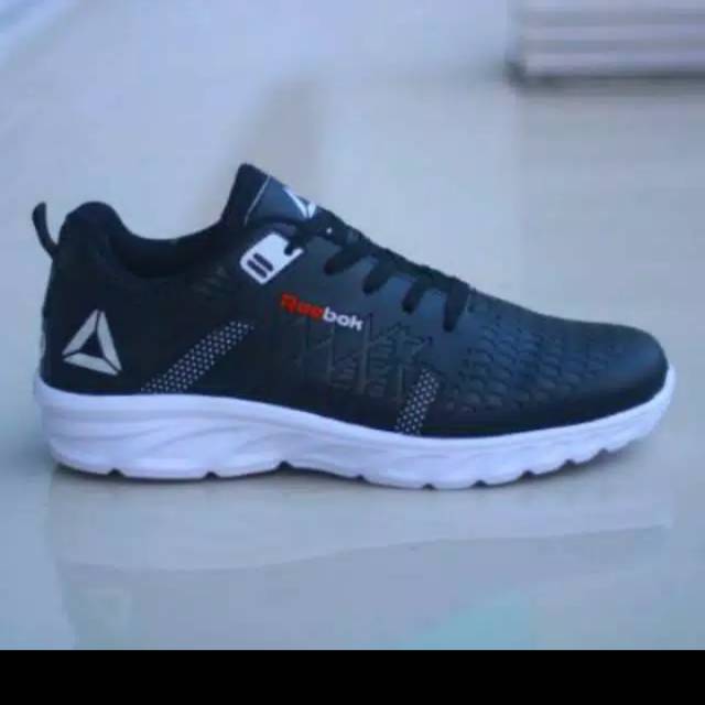 Sepatu sport reebok