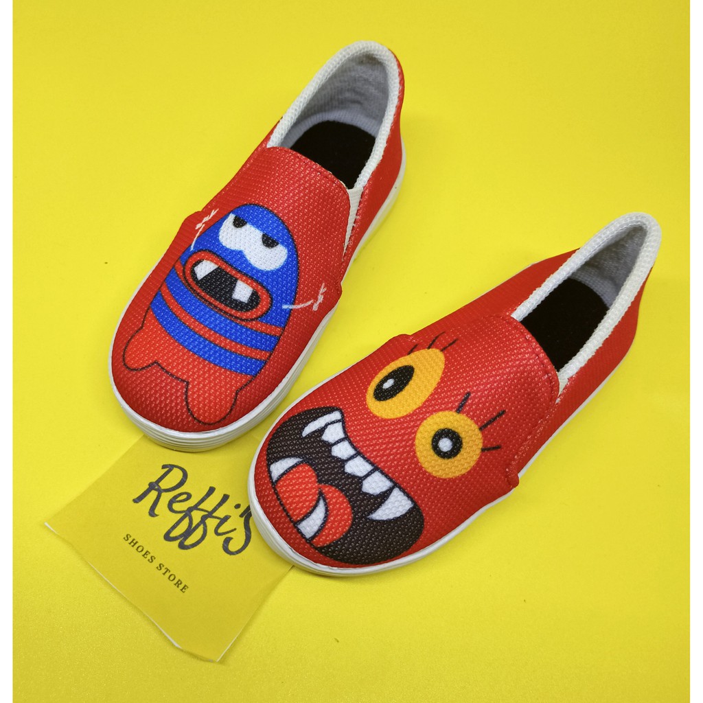 DINDASEPATUSLIPONANAKWANITAPEREMPUANMINIONSUKURAANWARNAMERAHHITAMDANPUTIH