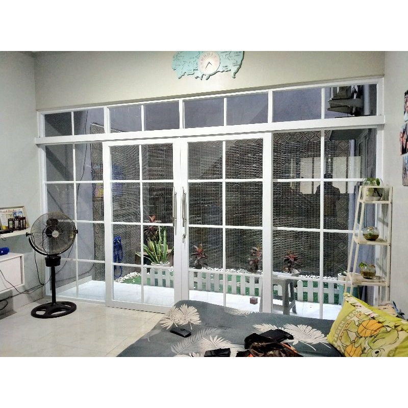 Partisi aluminium dan pintu sliding double motif ornamen