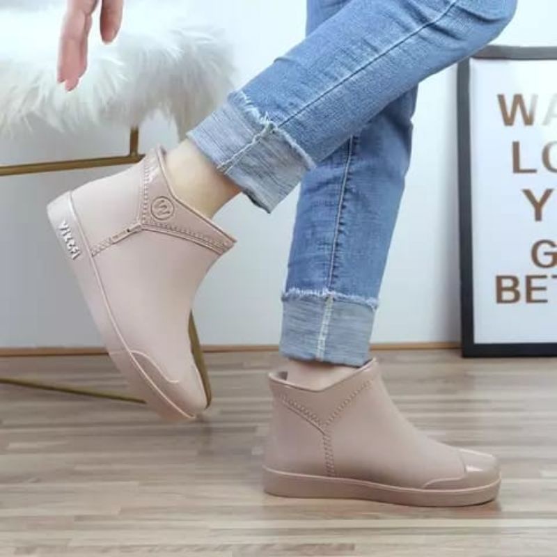 Sepatu Boot Boots But Wanita Import Karet Low Heels Lentur Anti air Banjir Keong Tinggi 21 Cm Kebun Taman Pasar Lembut PVC Sol Tebal Pantai APD Kesehatan on Slip Cewek Paku Beling Kaca Safety Bukan AP