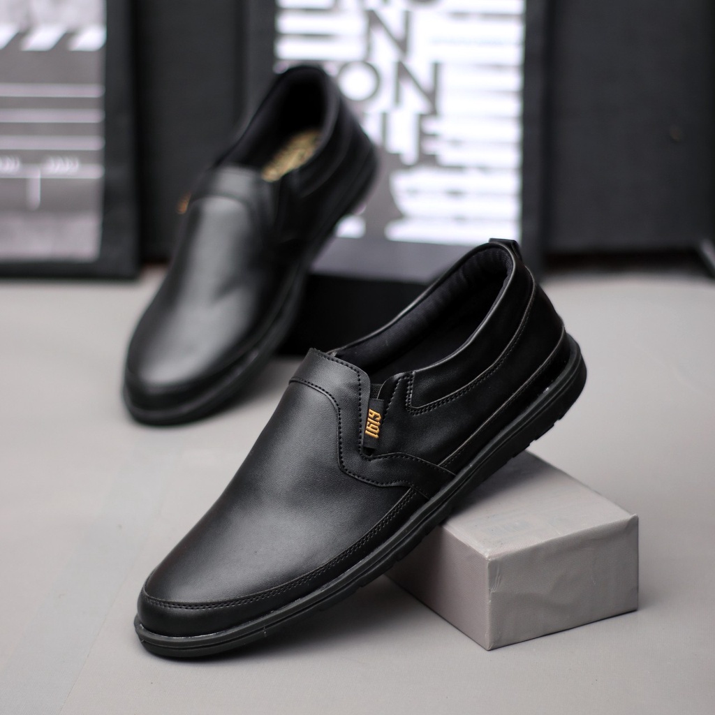 MOLK Sepatu Slip On Pria Casual Kulit Sintetik Semi Formal Pantofel Hitam Kerja Kantor Kuliah