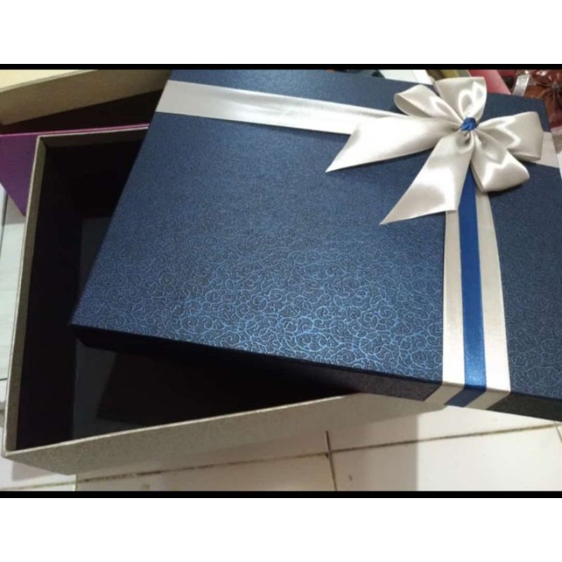 

Kotak kado besar / gift box besar ada lapisan dalam uk 30 x 25 x 10 cm