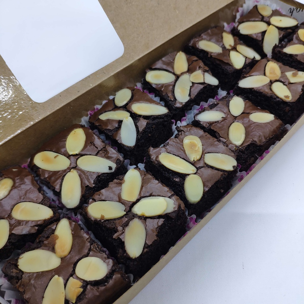 

Brownies Sekat Topping Almond dan Mede - Aisyah Cake