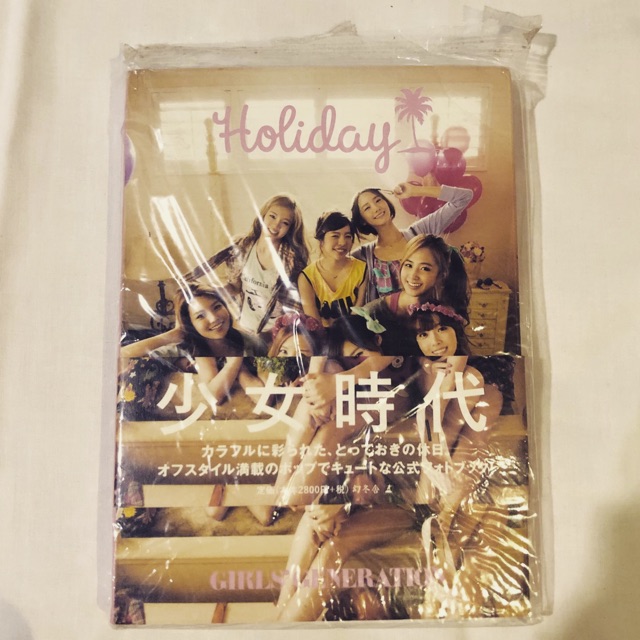 SNSD HOLIDAY JAPAN PHOTOBOOK OFFICIAL RARE