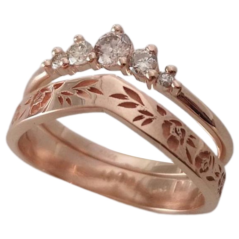Fancyqube Set Cincin Emas 14k Bentuk V Motif Ukir Bunga Aksen Berlian Sapphire Putih Untuk Wanita