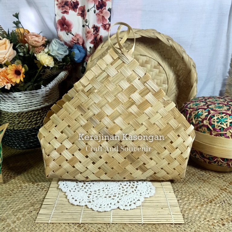 

(B136) Tas Ketupat 26 cm/tas anyaman ketupat/tempat snack/tas makanan/tas bambu cantik