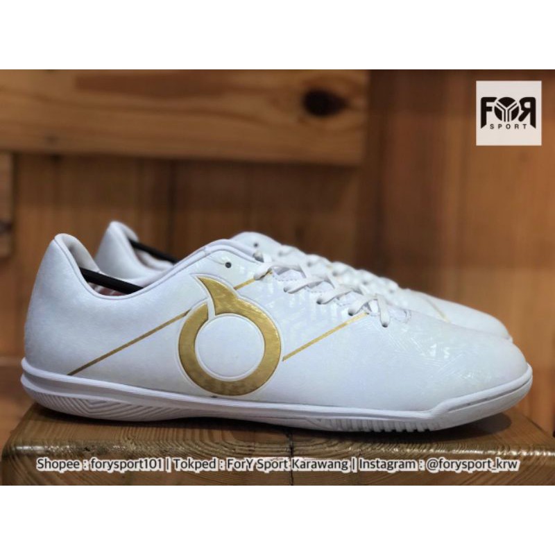 ORTUSEIGHT SEPATU FUTSAL SABRE IN | OFF WHITE