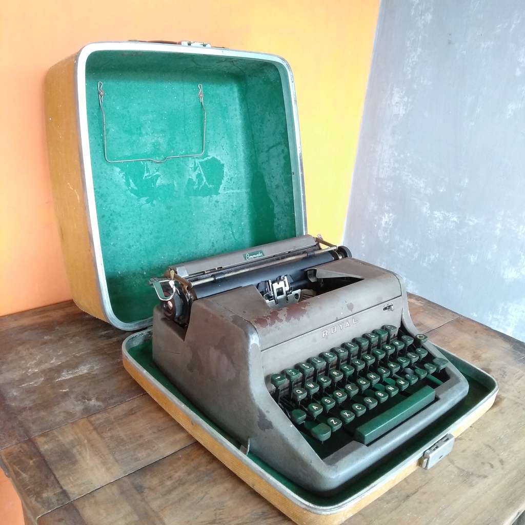 Mesin Ketik Jadul Antik Kuno Royal Commander 1957