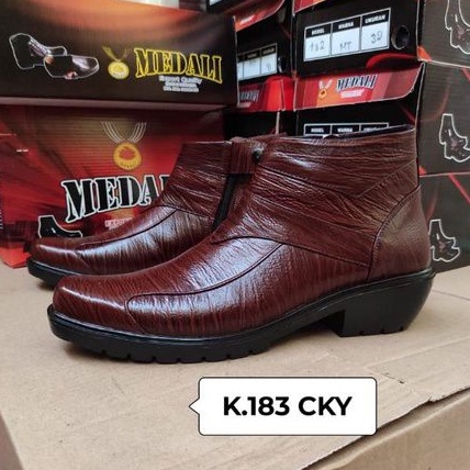 Sepatu kulit boots pria kantor sepatunya kerja formal tampil lebih keren