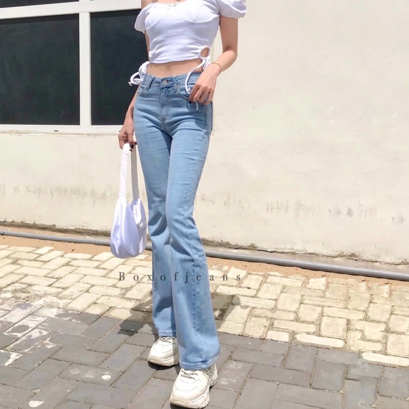 Boxofjeans - HW Flared / Cutbray Jeans - LIGHT BLUE